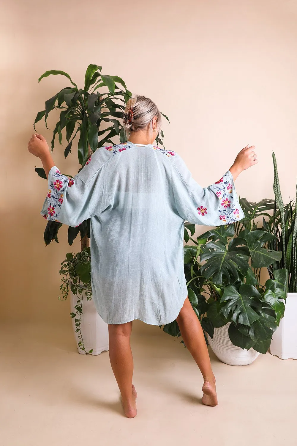 AGGIE EMROIDERED SLEEVE KIMONO