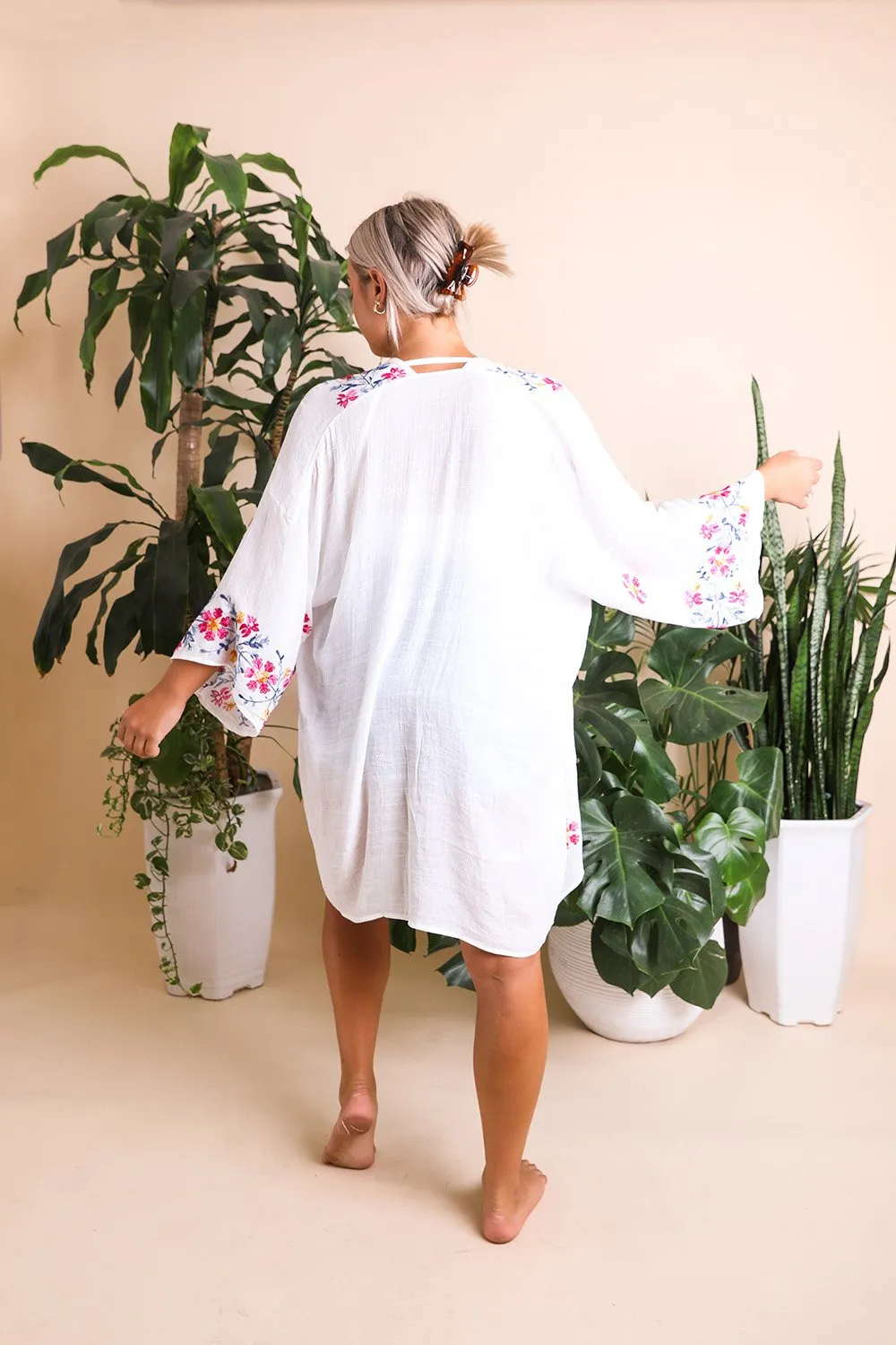 AGGIE EMROIDERED SLEEVE KIMONO