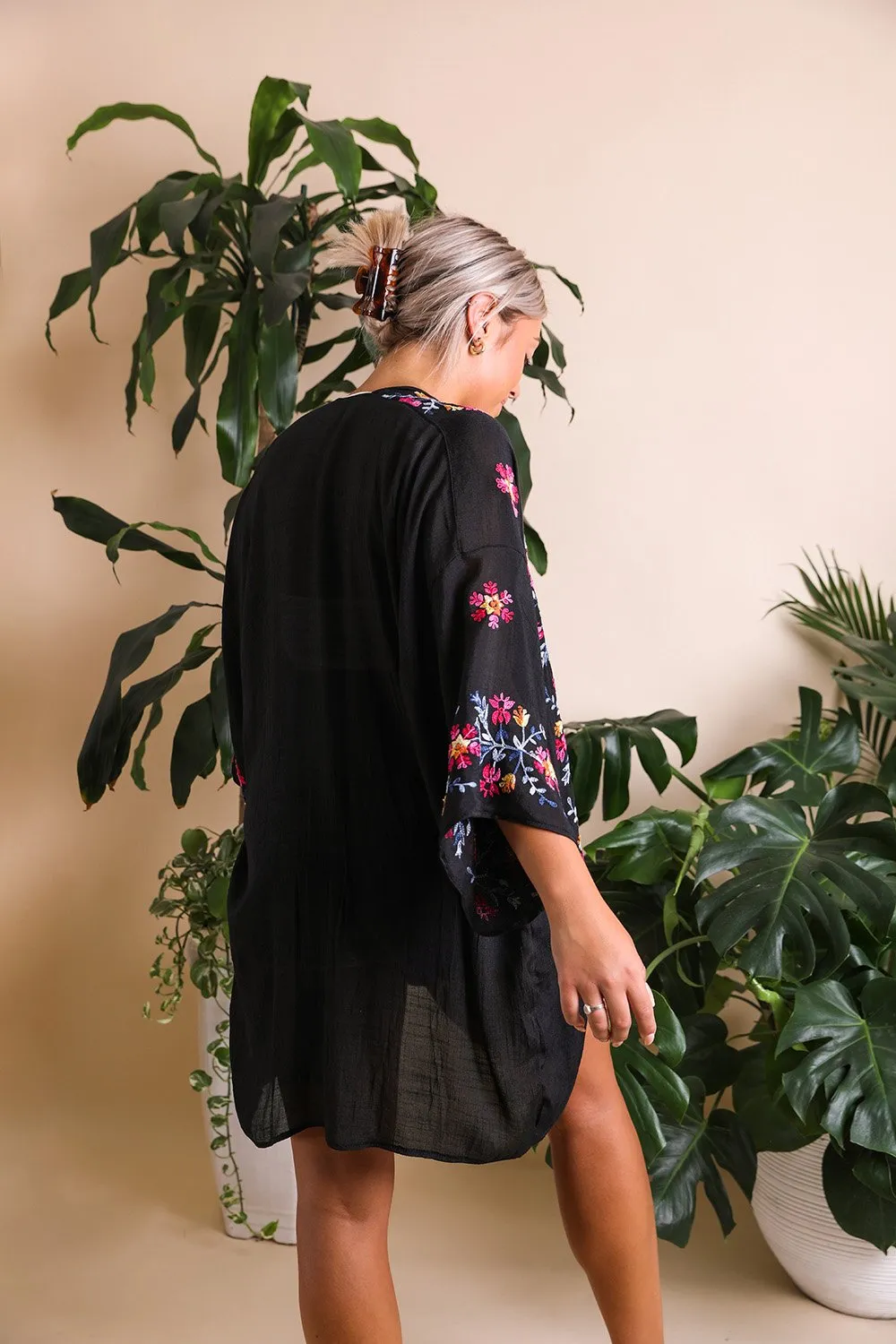 AGGIE EMROIDERED SLEEVE KIMONO